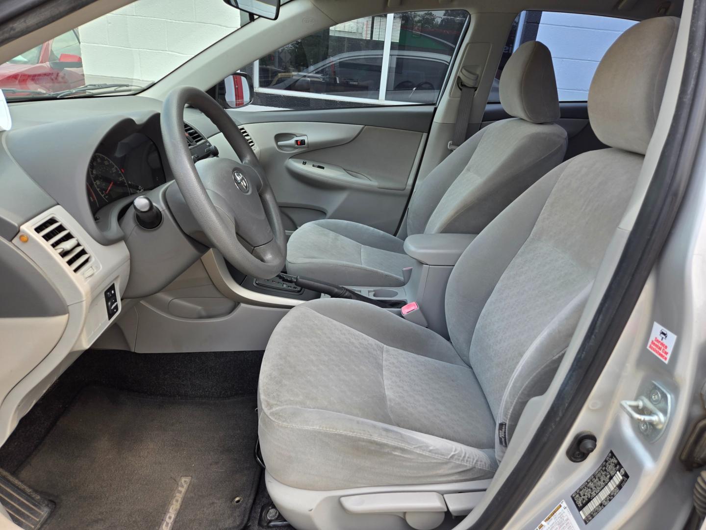 2009 SILVER Toyota Corolla (JTDBL40E599) with an 1.8L I4 F DOHC 16V engine, Automatic transmission, located at 503 West Court, Seguin, TX, 78155, (830) 379-3373, 29.568621, -97.969803 - Photo#4